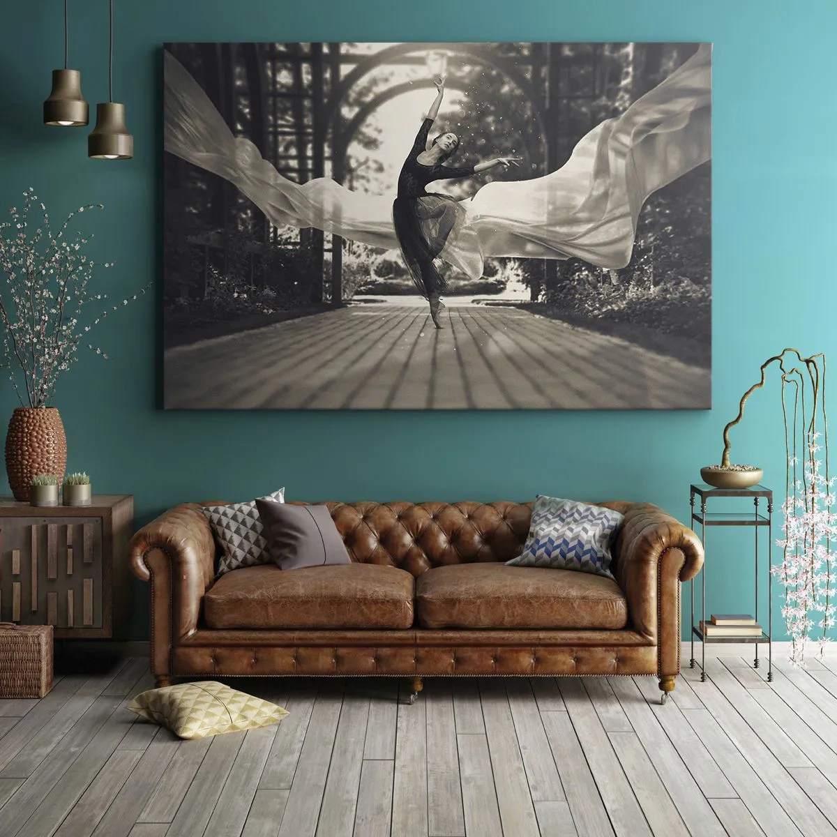 Impression sur toile - Image sur toile - Une danseuse vêtue d'une robe fluide exécute un saut sur fond de jardin noir et blanc. - 120x80cm - La danse de l'esprit jardin - Décoration murale moderne pour le salon et la chambre ARTTOR