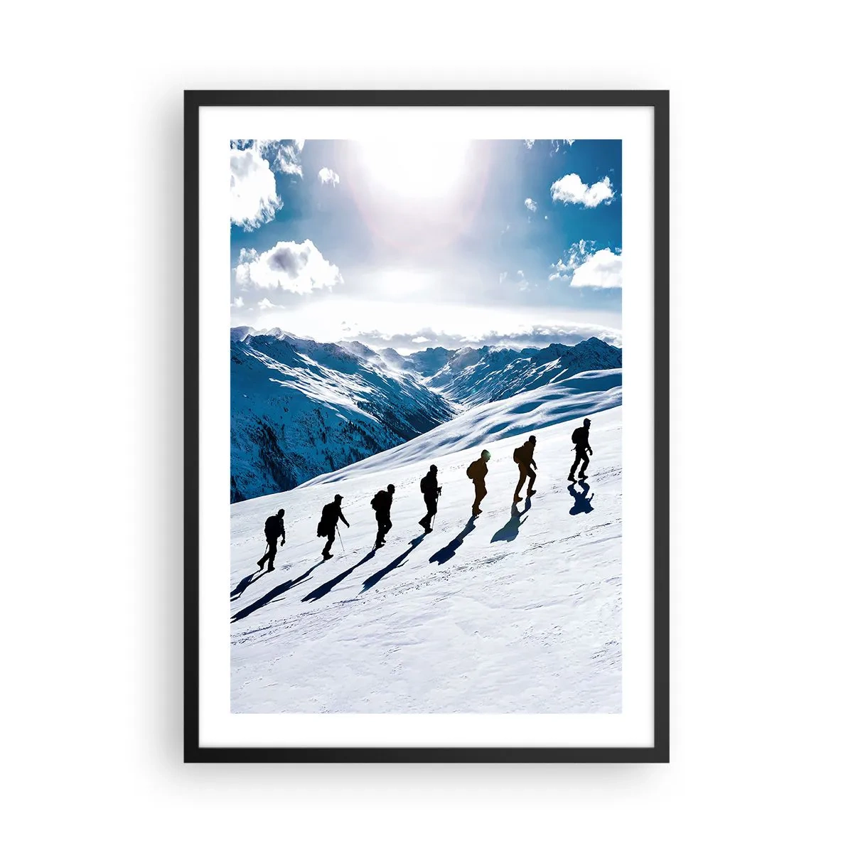 Affiche dans un cadre noir - Poster - Randonneurs sur une pente de montagne enneigée en plein soleil - 50x70cm - L'équipe des conquérants - Décoration murale moderne pour le salon et la chambre ARTTOR