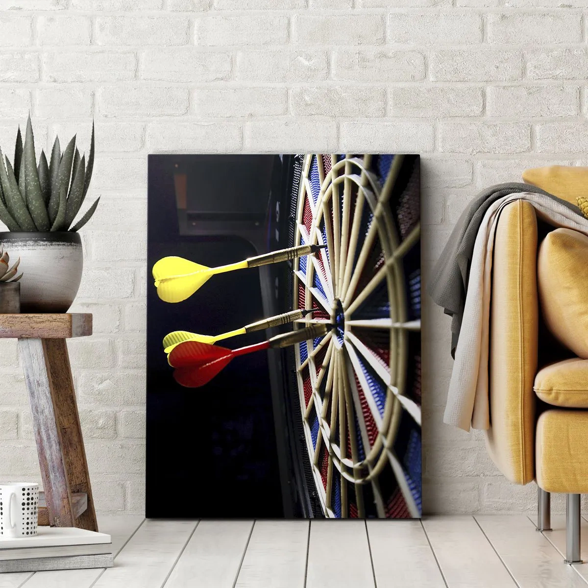 Impression sur toile - Image sur toile - Un jeu de fléchettes avec des fléchettes frappées sur un fond noir - 70x100cm - Droit au but - Décoration murale moderne pour le salon et la chambre ARTTOR