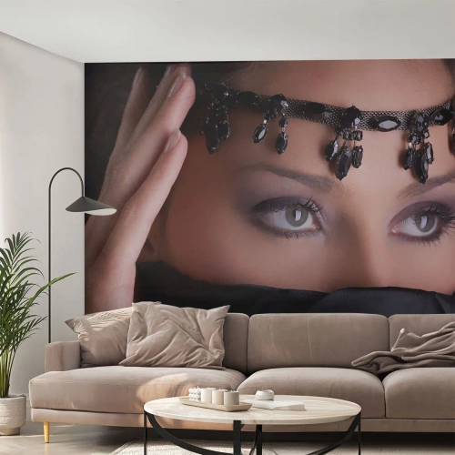 Papier Peint Photo Premium Sand - Tentation de mystère oriental - Femme, Yeux, Culture - 350x256 cm