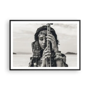 Affiche dans un cadre noir - Poster - Portrait d'une femme en bijoux ethniques tenant un instrument à la main - 100x70cm - Musique de l'Orient elle-même - Décoration murale moderne pour le salon et la chambre ARTTOR