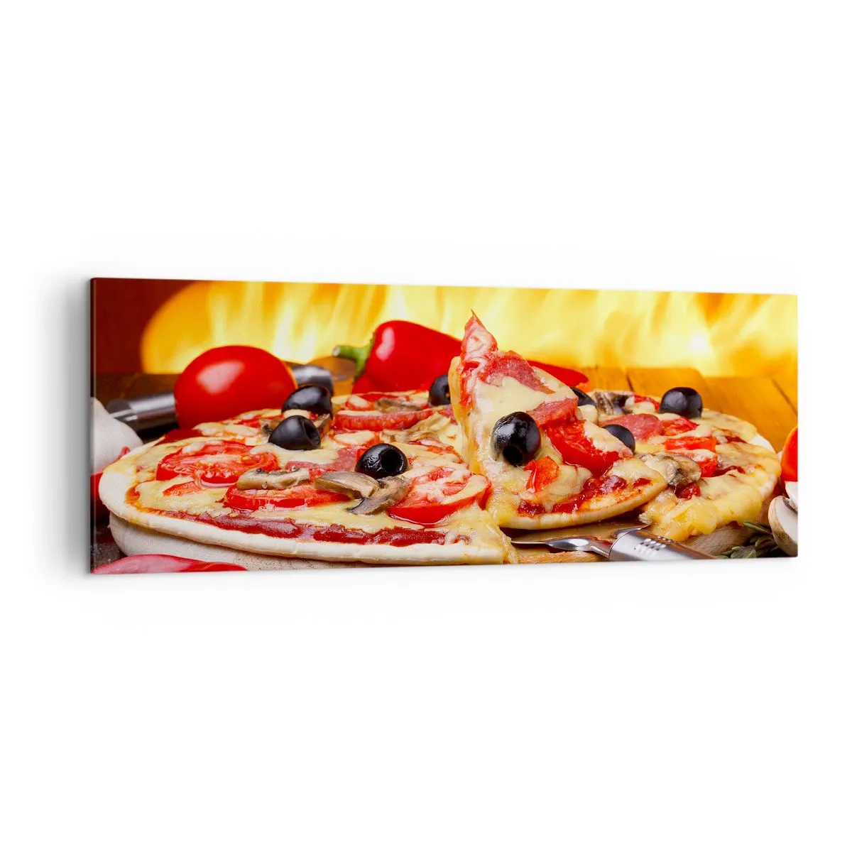 Impression sur toile - Image sur toile - Pizza aux olives, tomates et poivrons sur fond de flammes - 140x50cm - From Italy with love - Décoration murale moderne pour le salon et la chambre ARTTOR