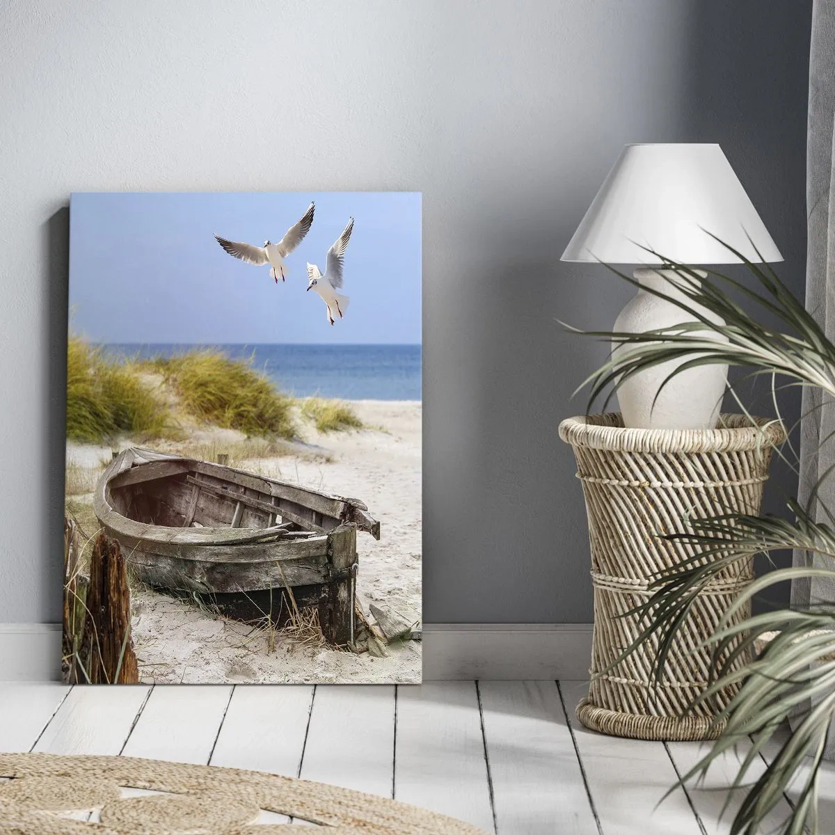 Impression sur toile - Image sur toile - Bateau abandonné sur une plage avec des mouettes - 50x70cm - Bain de vent - Décoration murale moderne pour le salon et la chambre ARTTOR