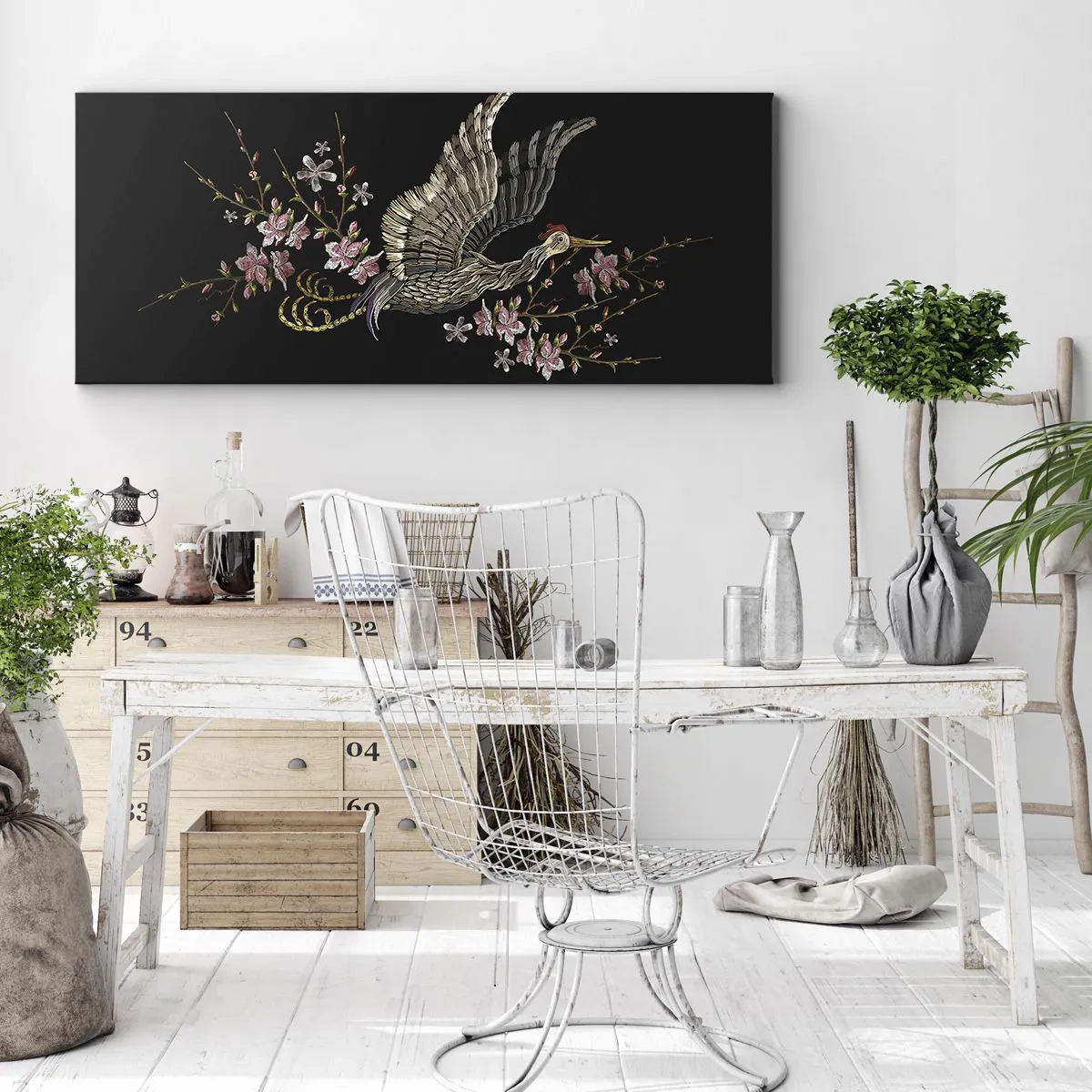 Impression sur toile - Image sur toile - Un oiseau en vol avec des fleurs sur fond noir - 140x50cm - Oiseau brodé exotique - Décoration murale moderne pour le salon et la chambre ARTTOR