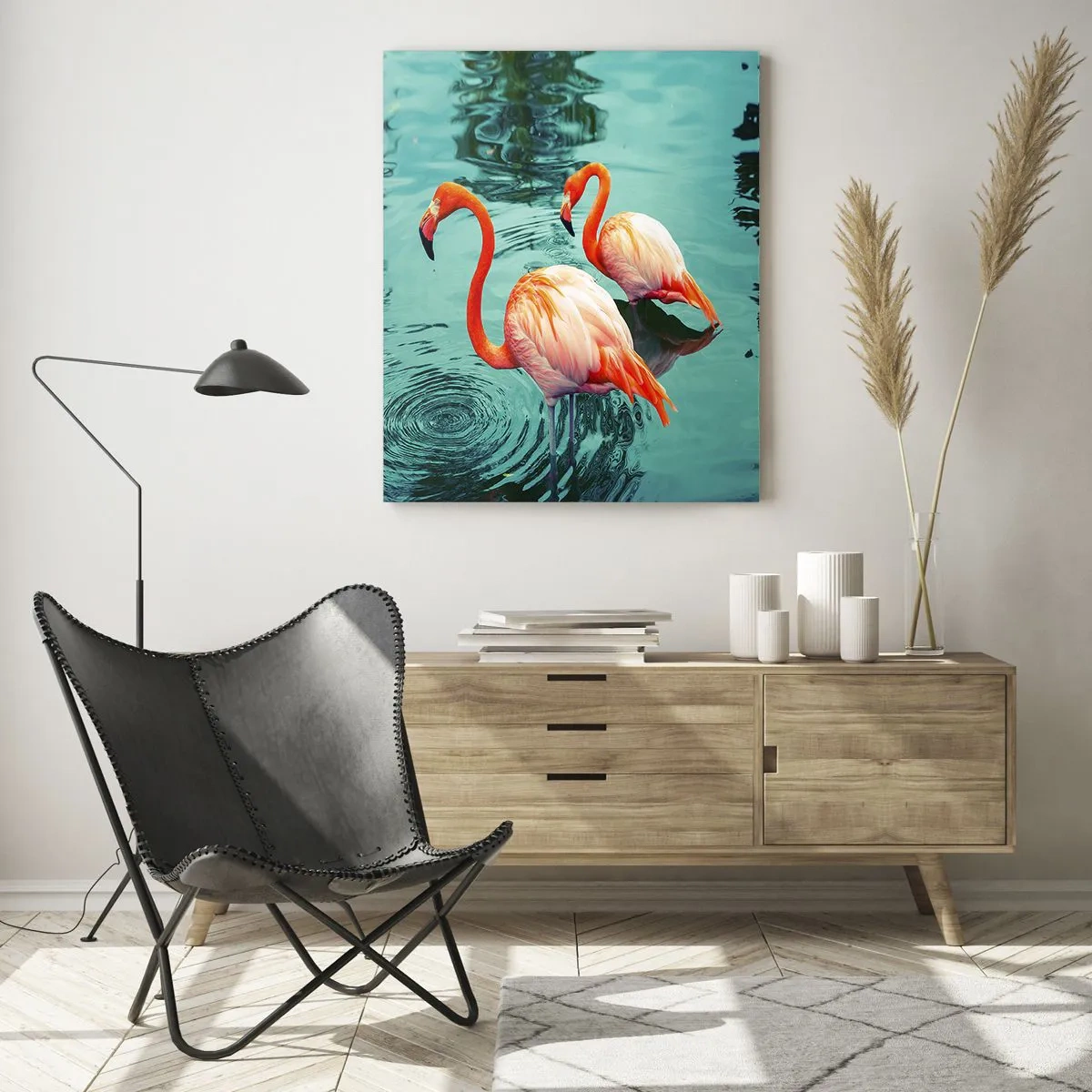 Impression sur verre - Image sur verre - Deux flamants roses dans l'eau calme reflétant leur environnement - 80x120cm - Nous sommes à la mode maintenant - Décoration murale moderne pour le salon et la chambre ARTTOR