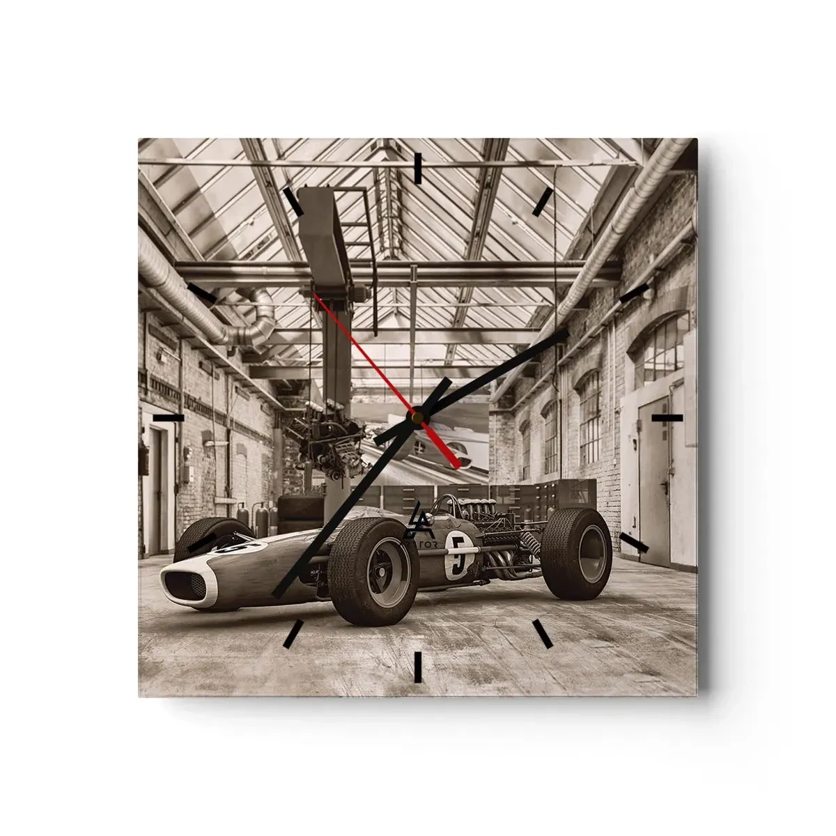 Horloge murale - Pendule murale - Voiture de course noire et blanche dans un intérieur industriel - 30x30cm - Le repos du guerrier - Décoration murale moderne pour le salon et la chambre ARTTOR