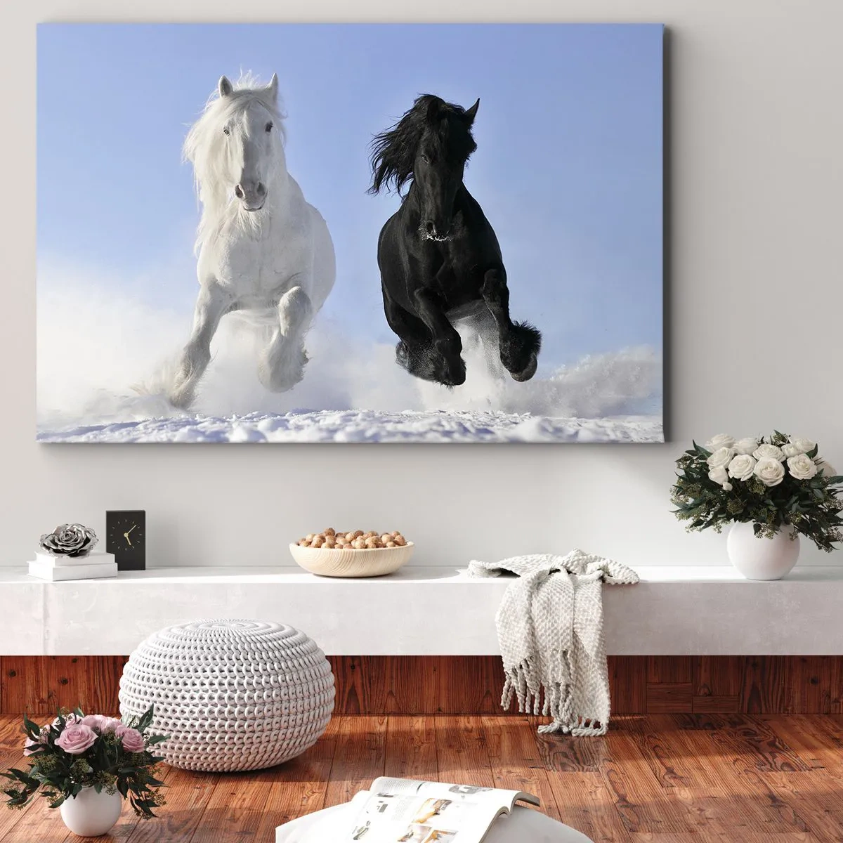 Impression sur toile - Image sur toile - Un cheval blanc et un cheval noir galopant dans la neige - 70x50cm - Galop noir et blanc - Décoration murale moderne pour le salon et la chambre ARTTOR