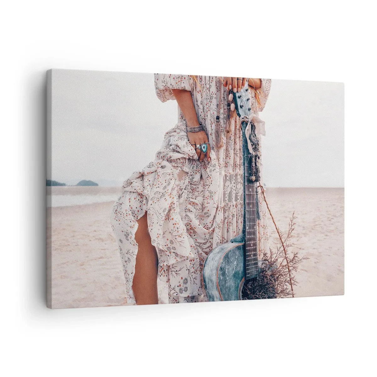 Impression sur toile - Image sur toile - Femme de style bohème avec guitare sur la plage - 70x50cm - Enfant de fleur en route - Décoration murale moderne pour le salon et la chambre ARTTOR