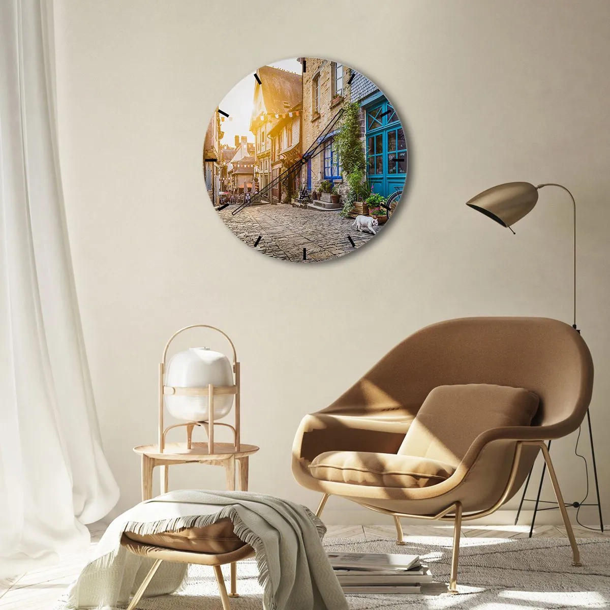 Horloge murale - Pendule murale - Une rue charmante avec des immeubles, des fleurs et un chien blanc - 30x30cm - Aux confins du monde - Décoration murale moderne pour le salon, la cuisine et la chambre ARTTOR