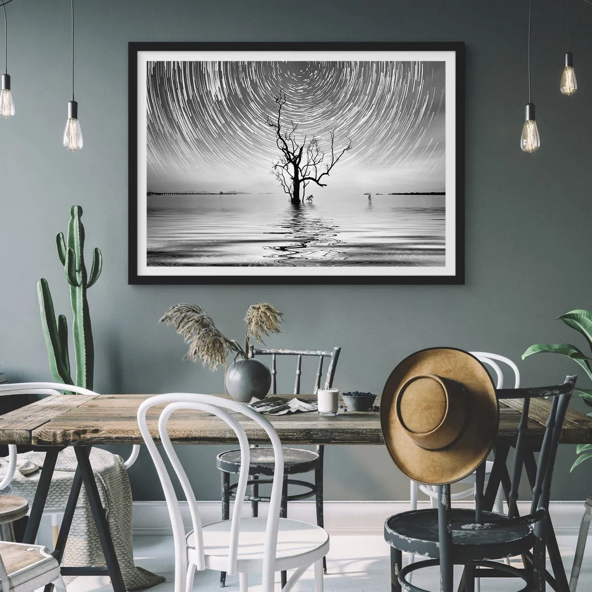 Affiche dans un cadre noir - Poster - Un arbre dans l'eau sous un ciel nocturne avec des étoiles en mouvement - 70x50cm - La symphonie de la nature - Décoration murale moderne pour le salon et la chambre ARTTOR