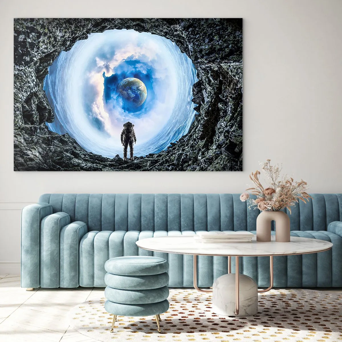 Impression sur verre - Image sur verre - Un astronaute regardant la Terre depuis l'intérieur d'une grotte rocheuse. - 70x50cm - Plus très loin de la maison - Décoration murale moderne pour le salon et la chambre ARTTOR