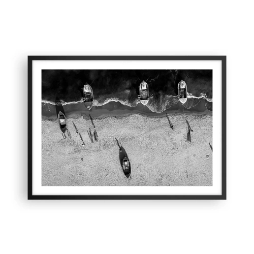 Affiche dans un cadre noir - Poster - Vue aérienne en noir et blanc de bateaux sur la plage - 70x50cm - Toujours sur le rivage… - Décoration murale moderne pour le salon et la chambre ARTTOR