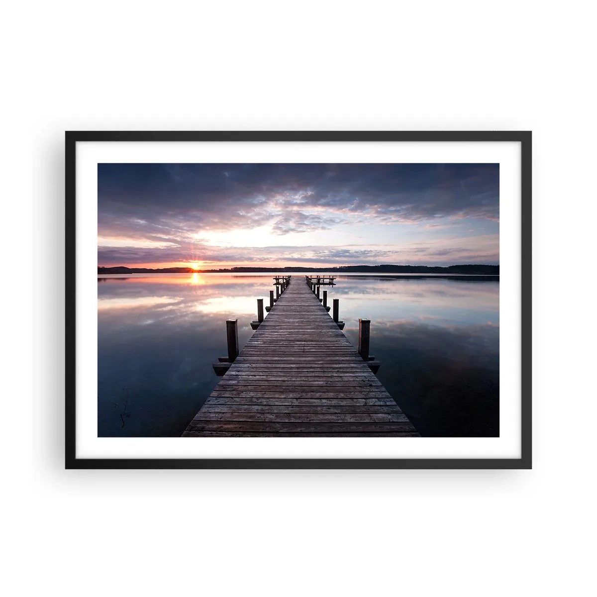 Affiche dans un cadre noir - Poster - Une jetée sur un lac au coucher du soleil dans un paysage paisible - 70x50cm - Une frontière tranquille entre le jour et la nuit - Décoration murale moderne pour le salon et la chambre ARTTOR