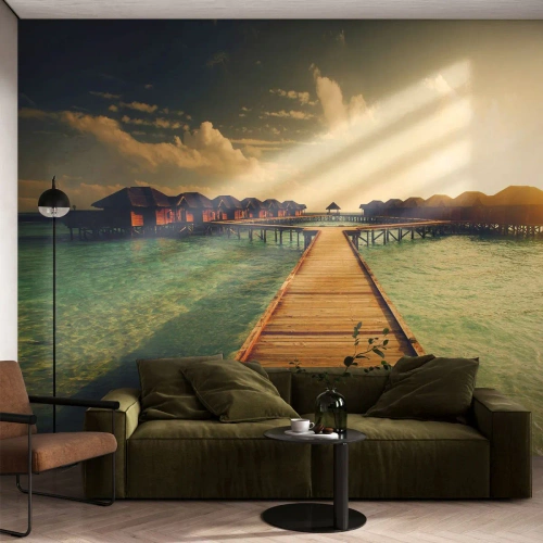 Papier Peint Photo Standard Eco - Jetée tropicale menant aux bungalows sur pilotis - 100x70cm - Invitation chaleureuse - Décoration murale moderne pour le salon et la chambre ARTTOR
