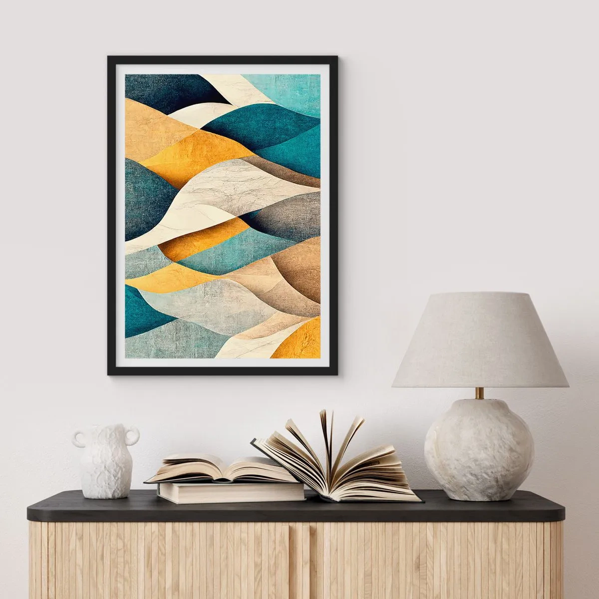 Affiche dans un cadre noir - Poster - Une composition abstraite de formes ondulées aux couleurs dorées et bleues. - 50x70cm - Rythme et vague - Décoration murale moderne pour le salon et la chambre ARTTOR