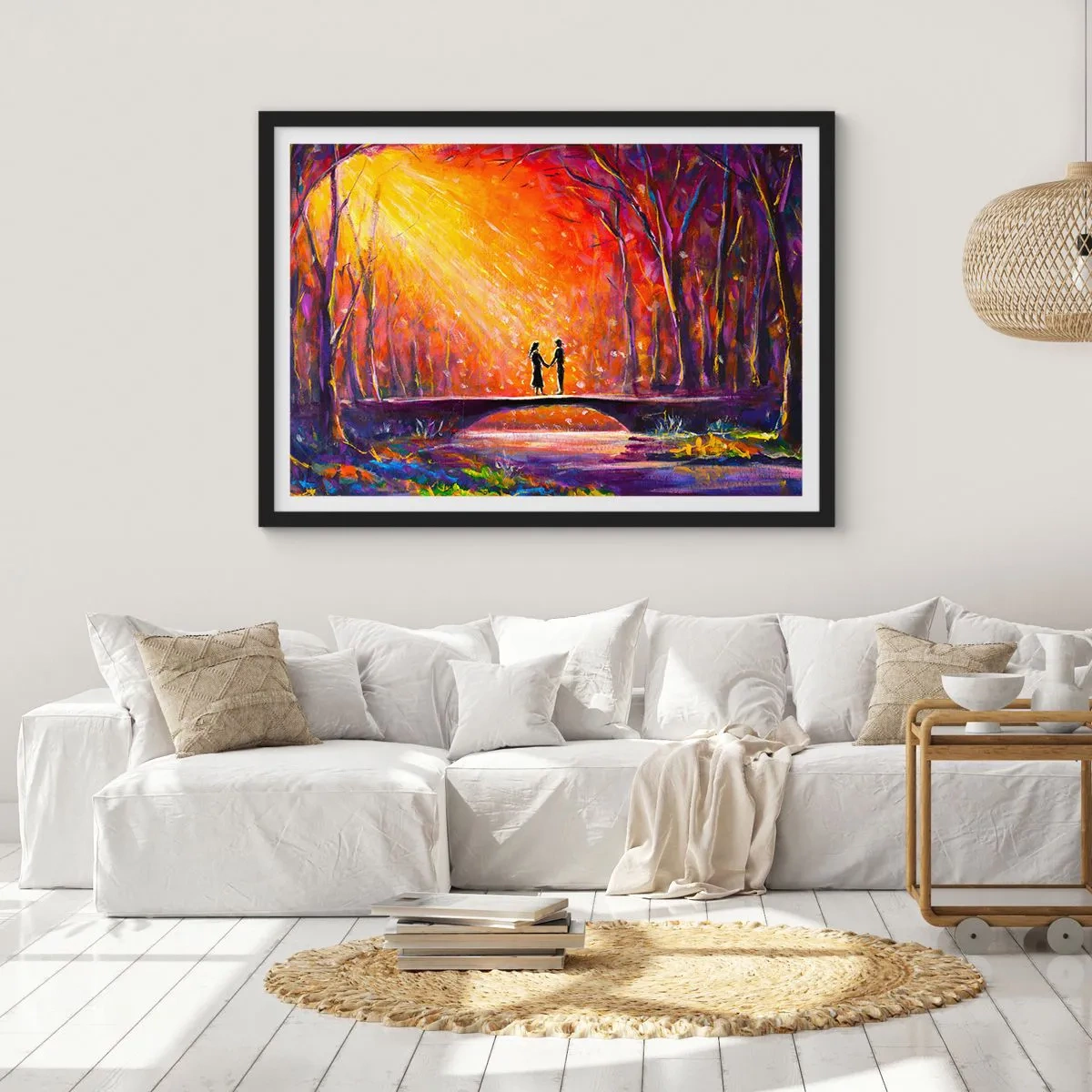 Affiche dans un cadre noir - Poster - Couple romantique sur un pont dans la forêt d'automne - 70x50cm - Le ciel les aime aussi - Décoration murale moderne pour le salon et la chambre ARTTOR