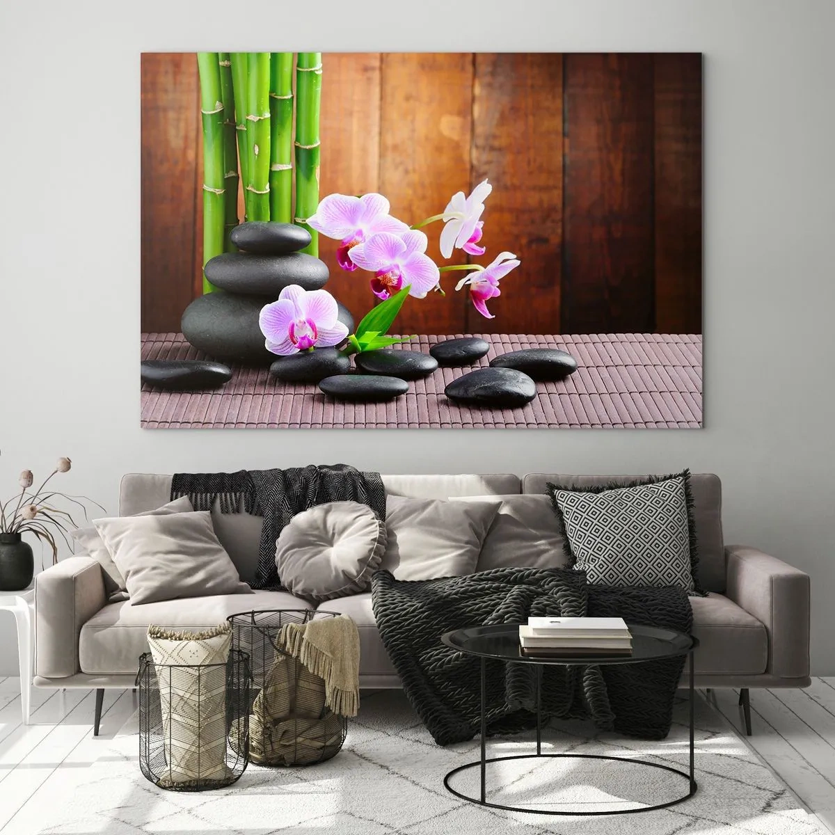 Impression sur verre - Image sur verre - Orchidées roses, bambou et pierres noires contre un mur en bois - 70x50cm - Rencontrez les plaisirs de l'est - Décoration murale moderne pour le salon et la chambre ARTTOR