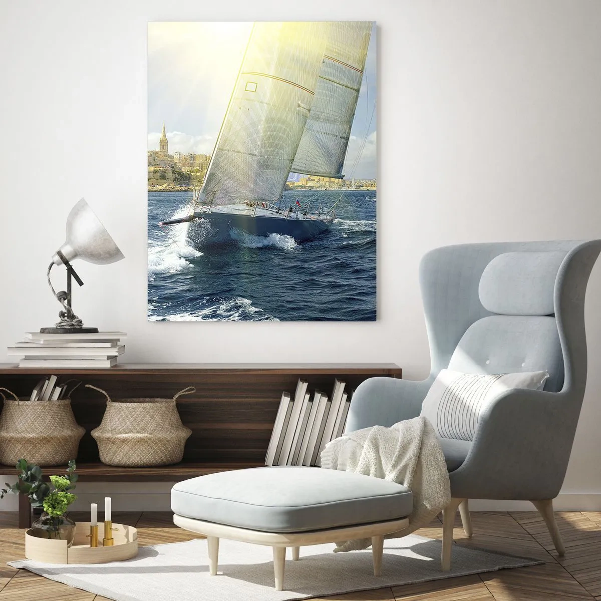 Impression sur verre - Image sur verre - Un yacht naviguant avec en toile de fond une ville par une journée ensoleillée - 50x70cm - Il est temps de quitter la ville - Décoration murale moderne pour le salon et la chambre ARTTOR