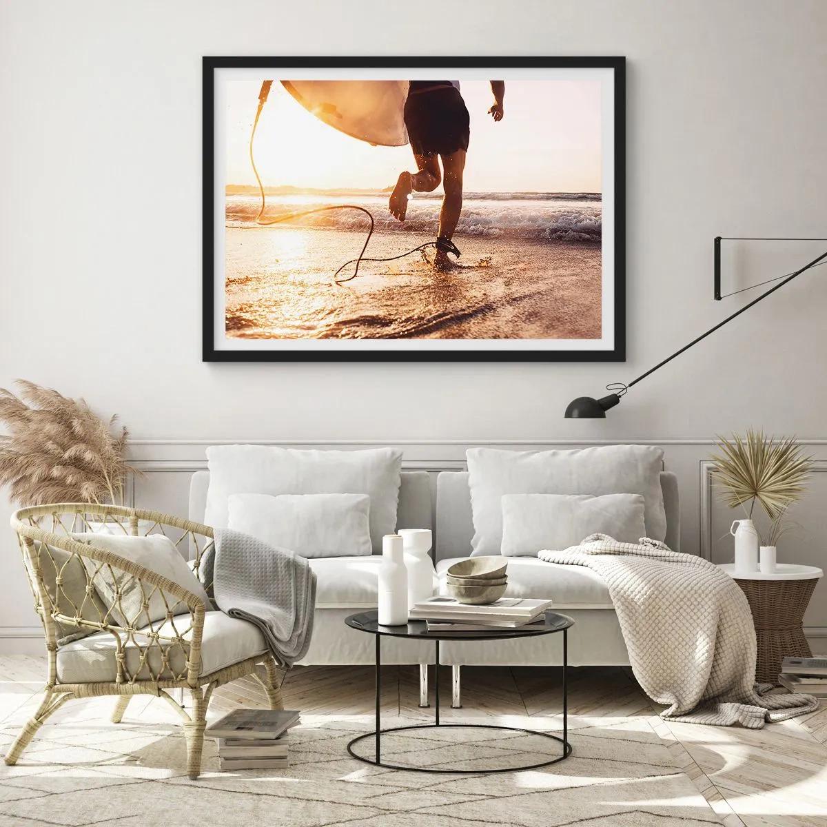 Affiche dans un cadre noir - Poster - Un surfeur court le long de la plage avec sa planche au soleil. - 100x70cm - A la rencontre des vagues - Décoration murale moderne pour le salon et la chambre ARTTOR