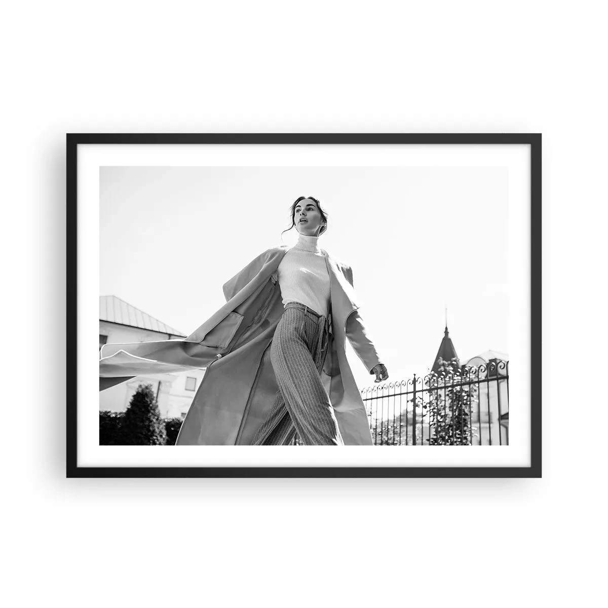 Affiche dans un cadre noir - Poster - Femme élégante en manteau sur fond architectural noir et blanc - 70x50cm - Tu viens avec moi? - Décoration murale moderne pour le salon et la chambre ARTTOR