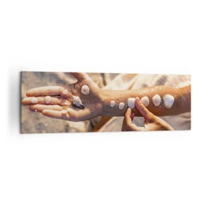 Impression sur toile - Image sur toile - Mains avec des coquillages disposés sur le fond de sable - 160x50cm - La beauté à portée de main - Décoration murale moderne pour le salon et la chambre ARTTOR