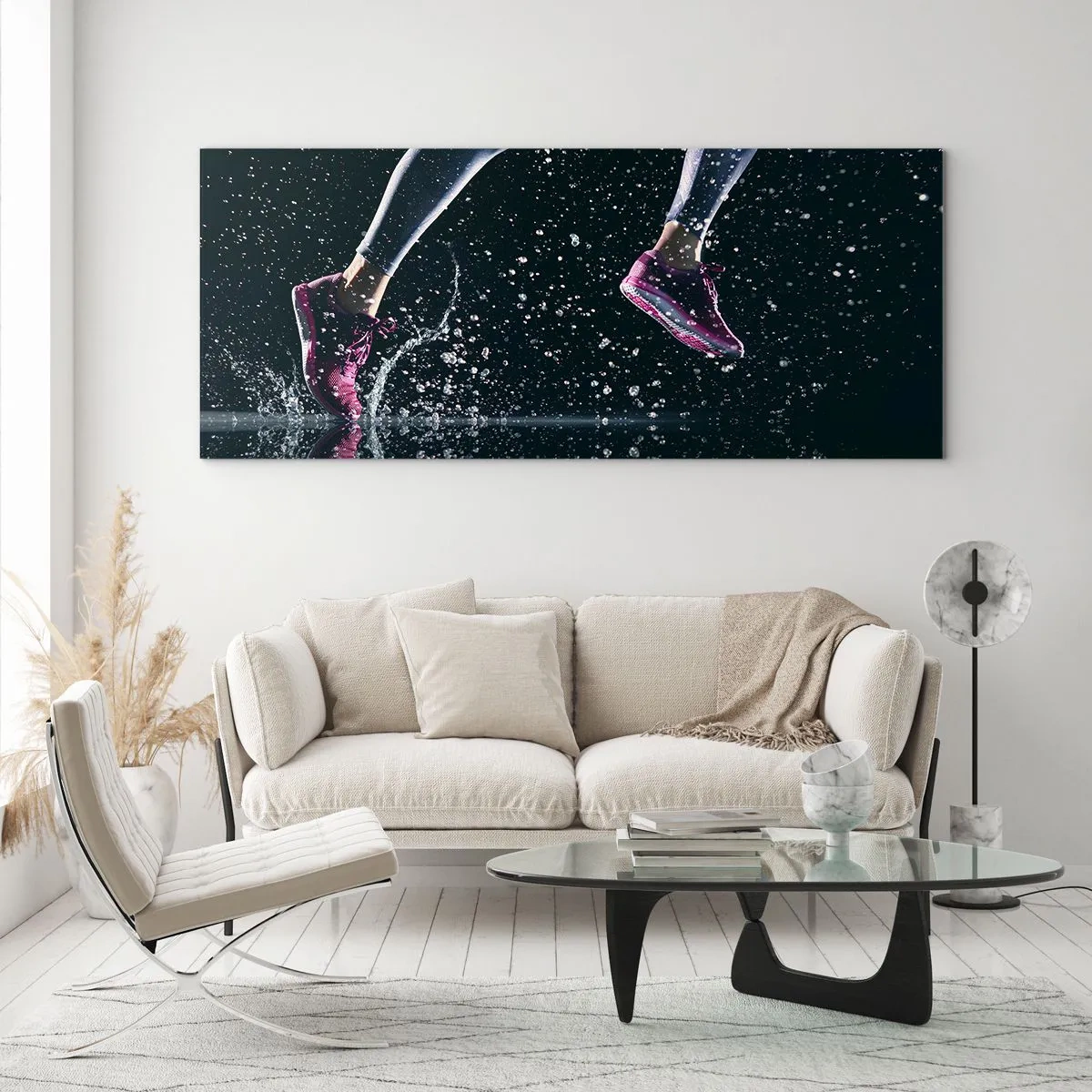 Impression sur verre - Image sur verre - Une prise de vue dynamique d'une course sous la pluie sur fond noir - 140x50cm - Combien de force dans les jambes - Décoration murale moderne pour le salon et la chambre ARTTOR