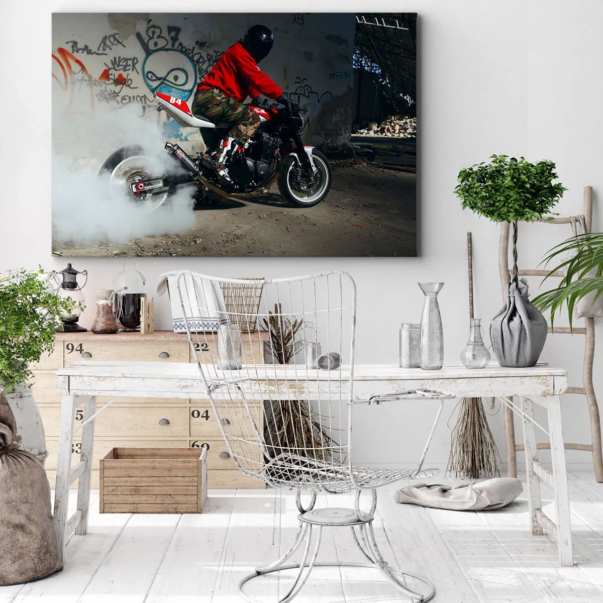 Impression sur toile - Image sur toile - Un motard effectue un drift spectaculaire dans un bâtiment abandonné couvert de graffitis. - 120x80cm - Pourchassez moi! - Décoration murale moderne pour le salon et la chambre ARTTOR