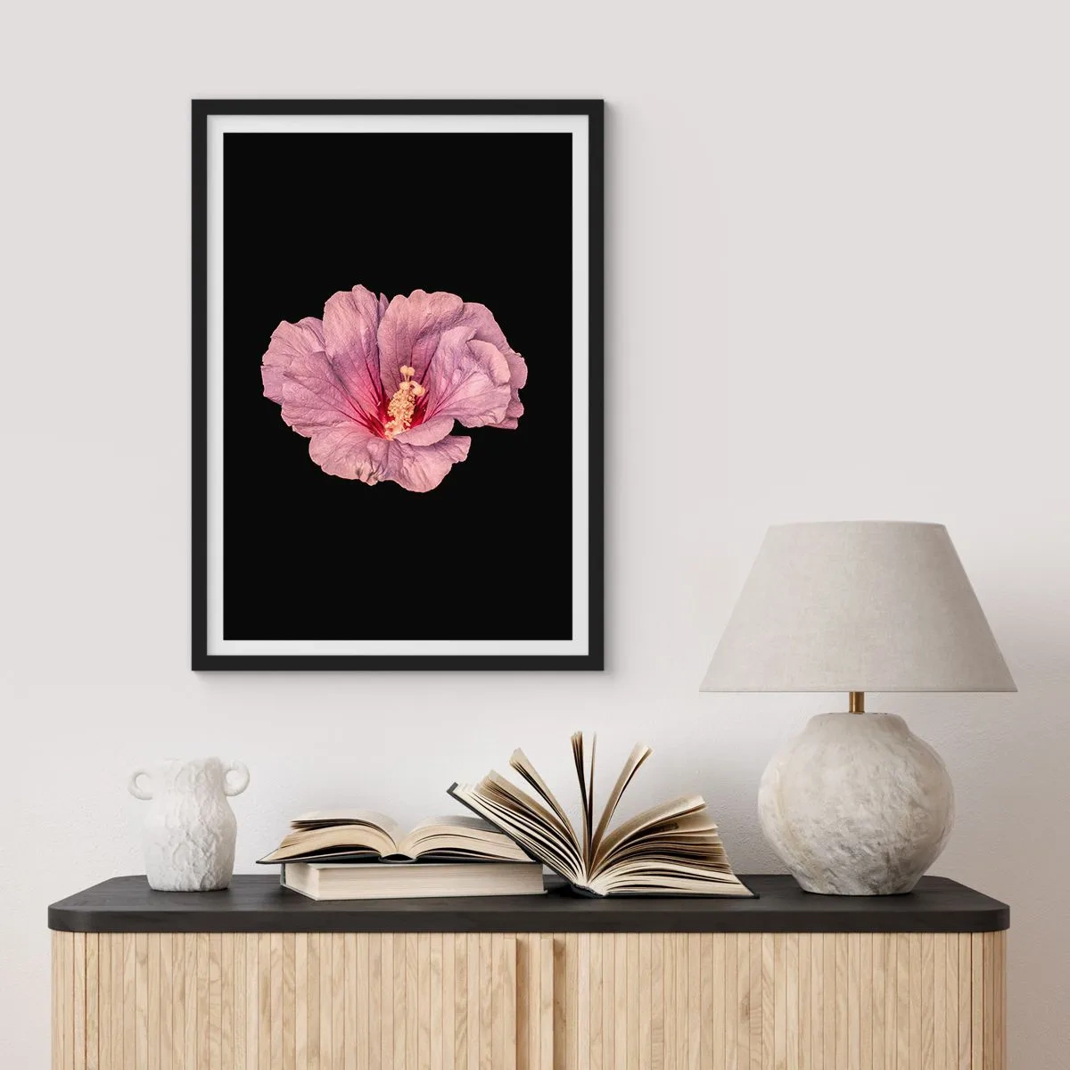Affiche dans un cadre noir - Poster - Délicate fleur d'hibiscus rose sur fond noir - 50x70cm - Directement au coeur - Décoration murale moderne pour le salon et la chambre ARTTOR