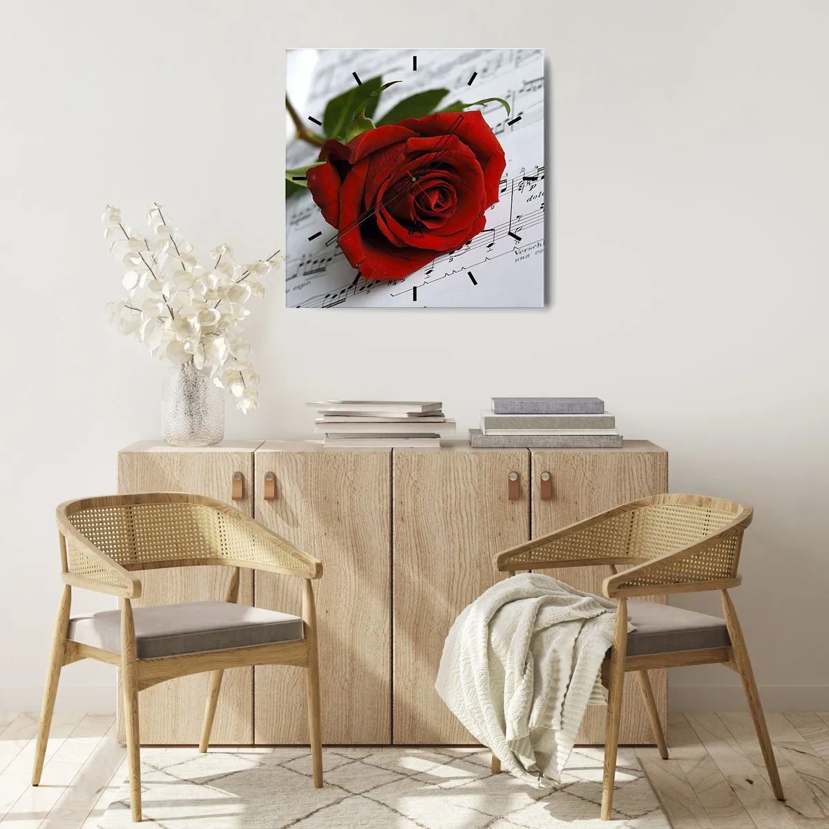 Horloge murale - Pendule murale - Une rose rouge sur fond de notes de musique sur papier blanc. - 30x30cm - Musique des sentiments en écarlate - Décoration murale moderne pour le salon et la chambre ARTTOR