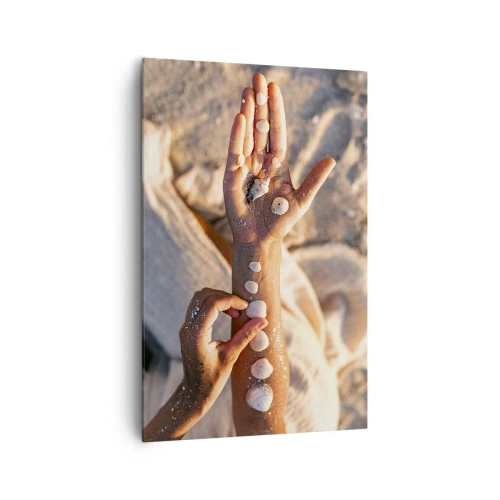 Impression sur toile - Image sur toile - Mains avec des coquillages disposés sur le fond de sable - 80x120cm - La beauté à portée de main - Décoration murale moderne pour le salon et la chambre ARTTOR