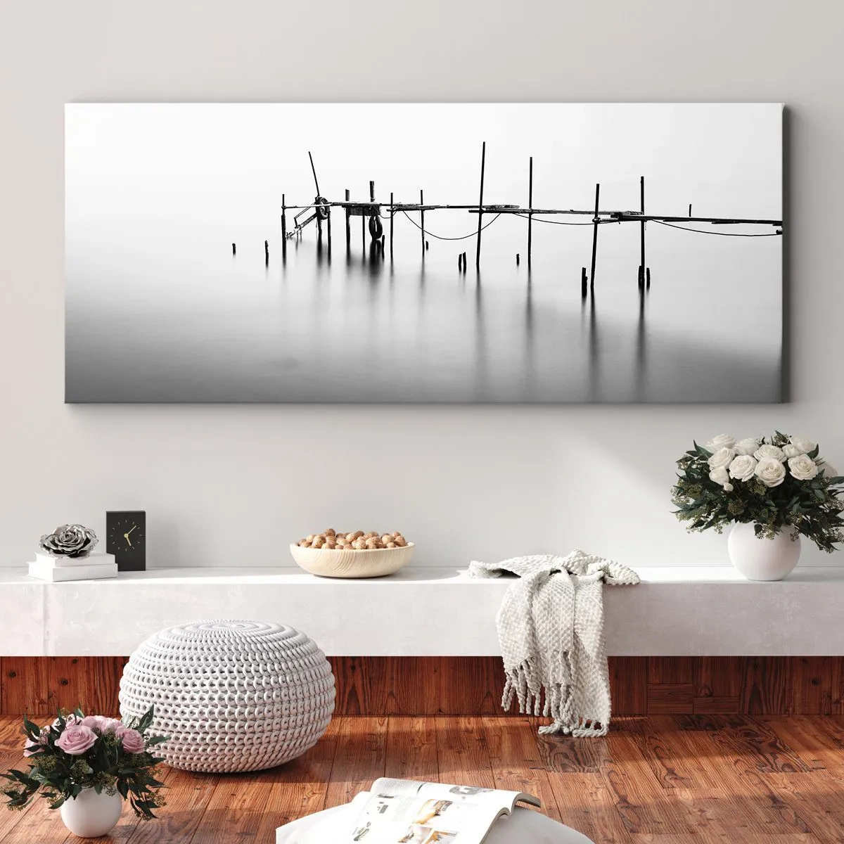 Impression sur toile - Image sur toile - Une jetée noire et blanche immergée dans un paysage brumeux - 120x50cm - Et s'il n'y avait pas de monde ? - Décoration murale moderne pour le salon et la chambre ARTTOR