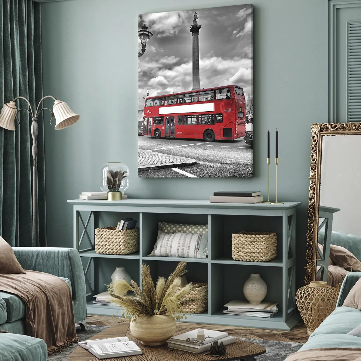 Impression sur toile - Image sur toile - Un bus rouge à impériale sur fond de ville en noir et blanc - 50x70cm - La vraie circulation sanguine de la ville - Décoration murale moderne pour le salon et la chambre ARTTOR