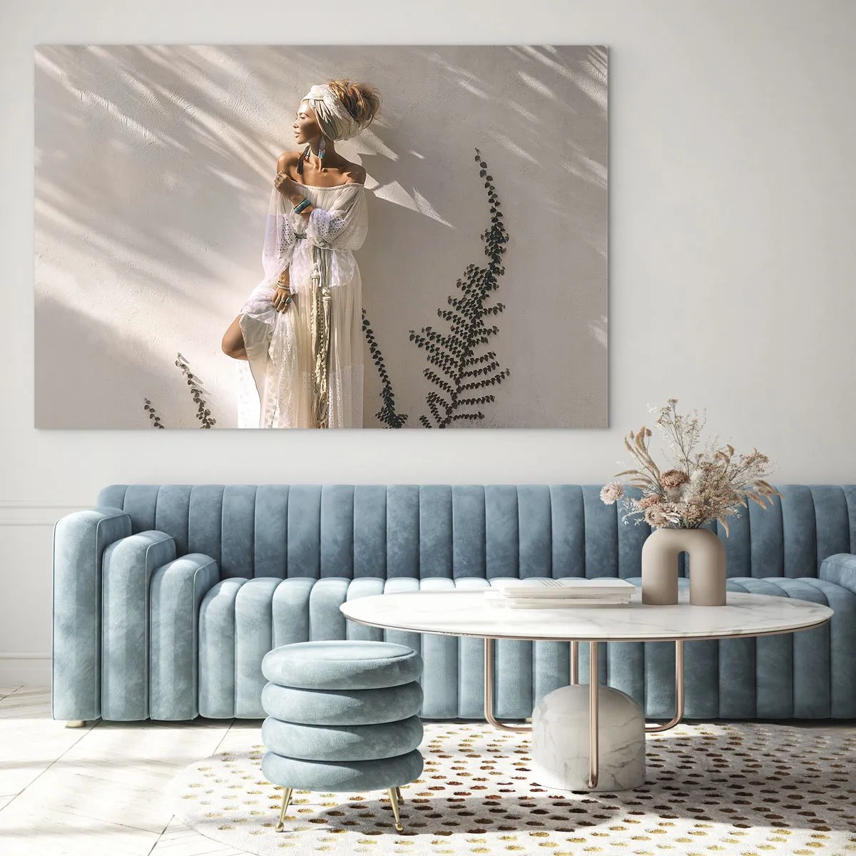 Impression sur verre - Image sur verre - Une femme dans un style bohème sur fond de mur clair et d'ombres végétales - 70x50cm - Le soleil et la fille - Décoration murale moderne pour le salon et la chambre ARTTOR