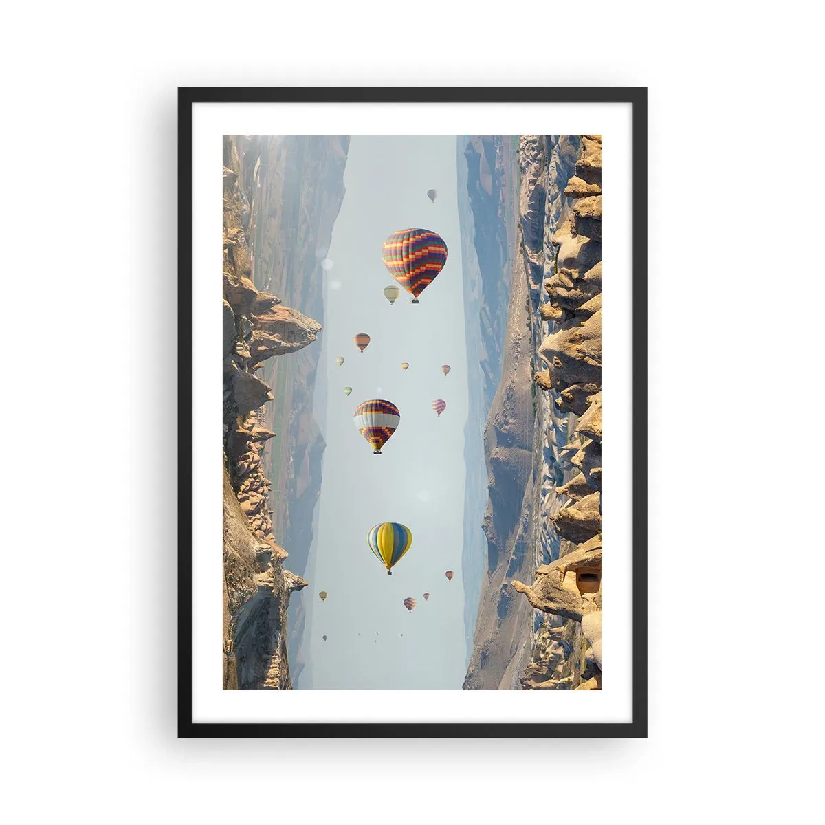 Affiche dans un cadre noir - Poster - Montgolfières flottant au-dessus d'un terrain rocheux - 50x70cm - Ici, tout est possible - Décoration murale moderne pour le salon et la chambre ARTTOR
