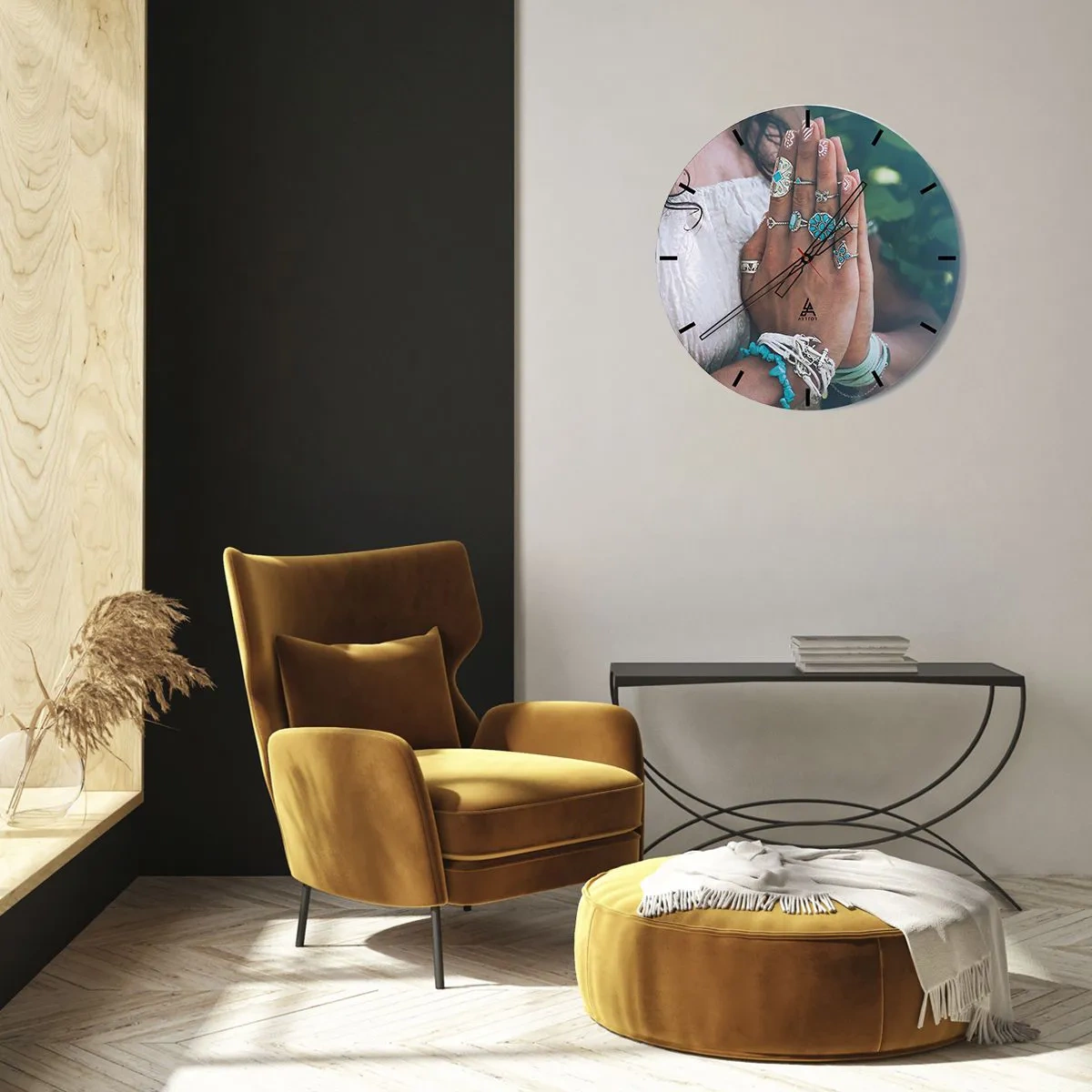 Horloge murale - Pendule murale - Mains avec des bijoux bohèmes sur un fond naturel - 30x30cm - Bienvenue au centre du bien-être - Décoration murale moderne pour le salon, la cuisine et la chambre ARTTOR