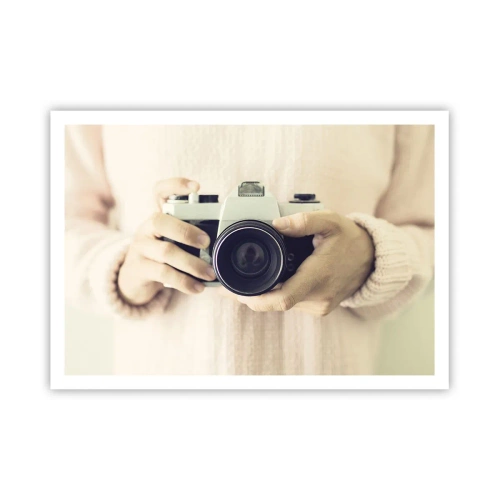 Affiche - Poster - Appareil photo rétro tenu en main sur un fond clair - 100x70cm - Pour voir plus ... - Décoration murale moderne pour le salon et la chambre ARTTOR