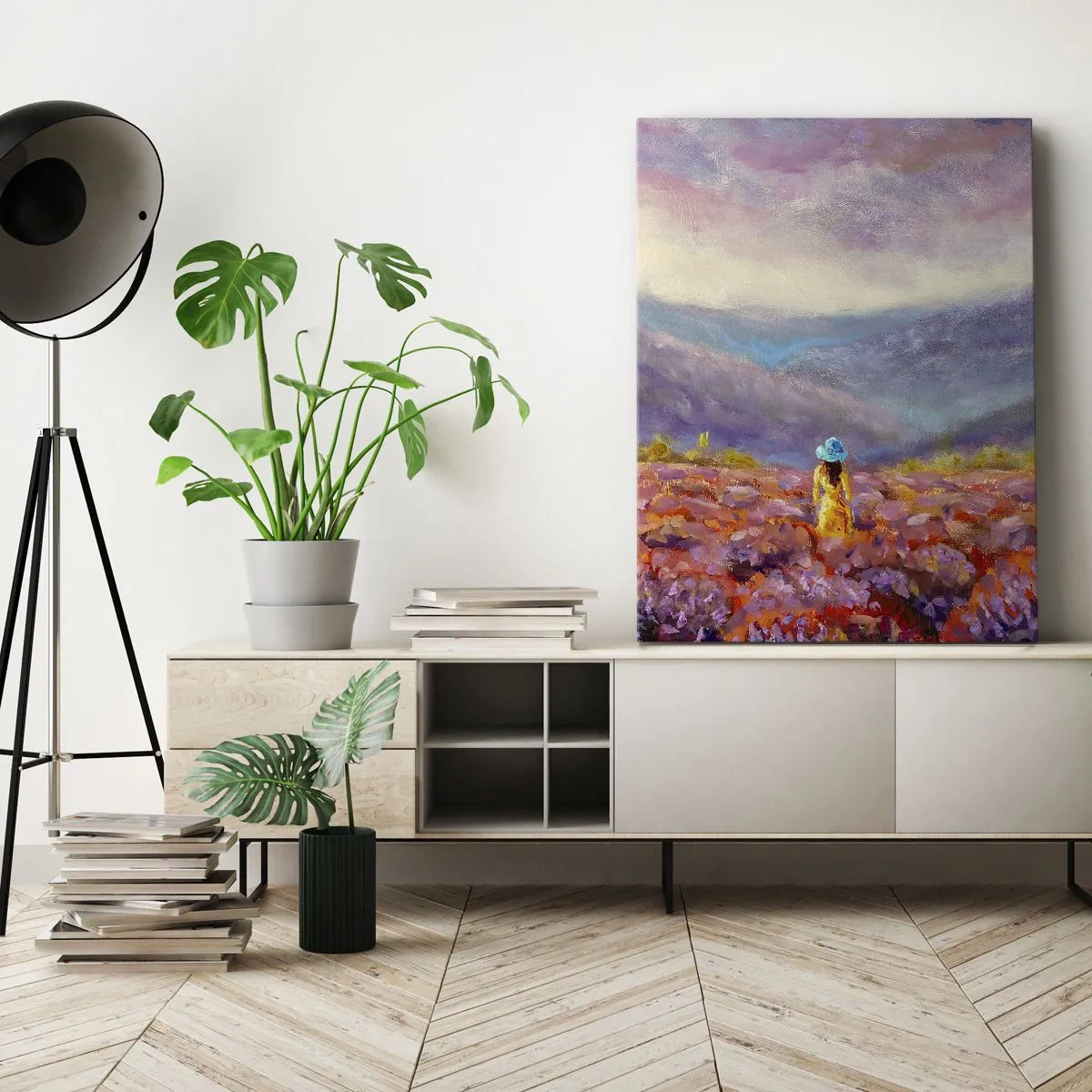 Impression sur toile - Image sur toile - Une femme portant un chapeau marchant dans un champ de lavande. - 50x70cm - Dans un monde lavande - Décoration murale moderne pour le salon et la chambre ARTTOR