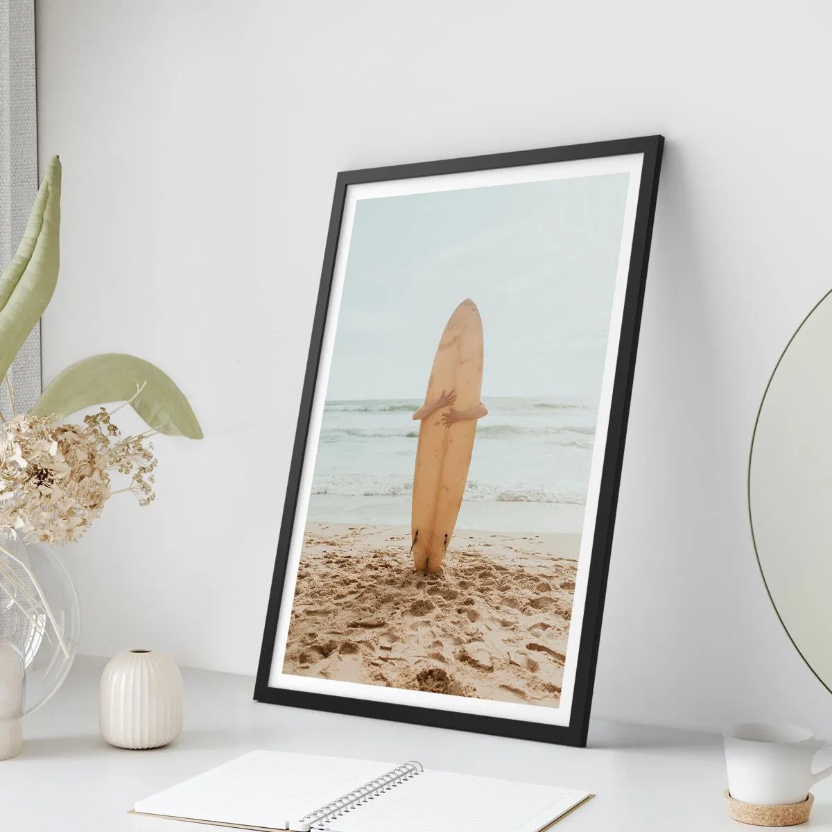 Affiche dans un cadre noir - Poster - Une personne tenant une planche de surf sur une plage, avec vue sur la mer. - 50x70cm - Pour l'amour des vagues - Décoration murale moderne pour le salon et la chambre ARTTOR