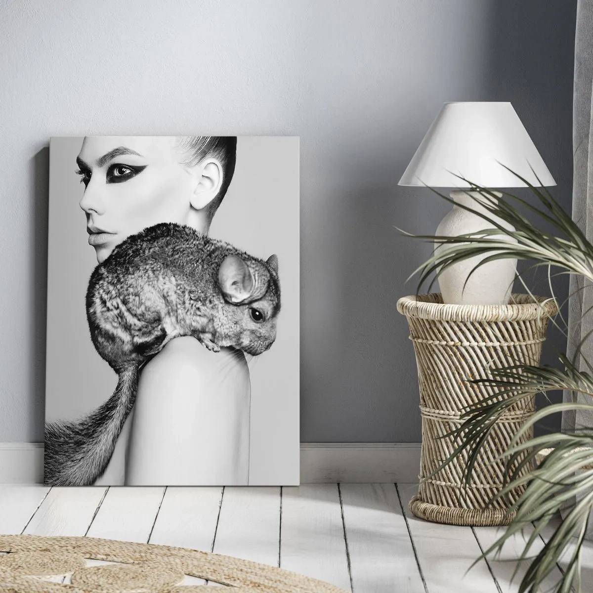 Impression sur toile - Image sur toile - Femme stylisée avec un chinchilla dans une élégante composition en noir et blanc - 50x70cm - Dame au chinchilla - Décoration murale moderne pour le salon et la chambre ARTTOR