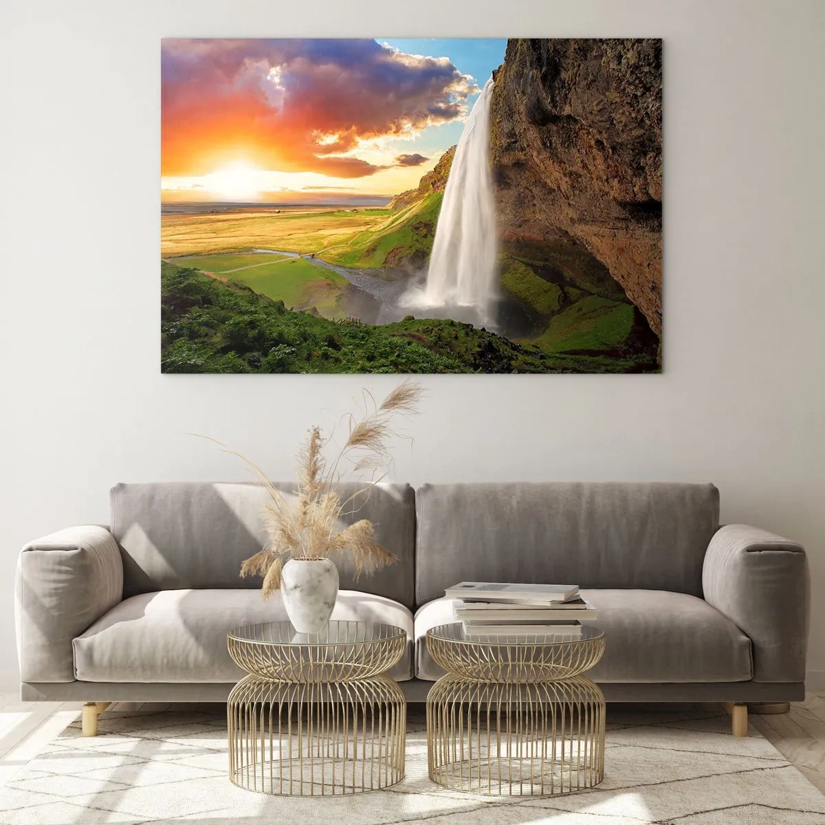 Impression sur verre - Image sur verre - Cascade islandaise sous les rayons du soleil couchant - 70x50cm - La plénitude de l'été islandais - Décoration murale moderne pour le salon et la chambre ARTTOR