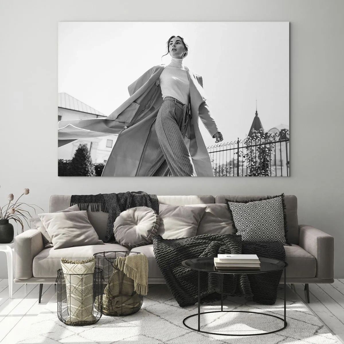 Impression sur verre - Image sur verre - Une femme élégante en mouvement sur fond d'architecture urbaine - 70x50cm - Tu viens avec moi? - Décoration murale moderne pour le salon et la chambre ARTTOR