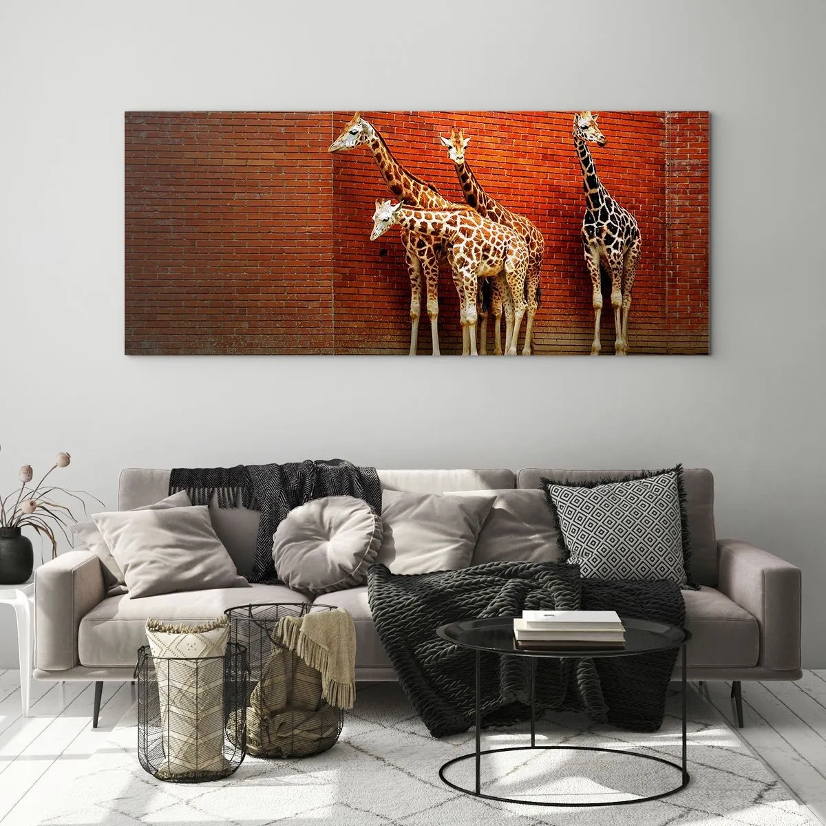 Impression sur verre - Image sur verre - Quatre girafes contre un mur de briques dans un décor artistique - 140x50cm - Voyez-vous des acacias ? - Décoration murale moderne pour le salon et la chambre ARTTOR