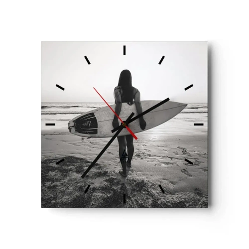 Horloge murale - Pendule murale - Femme avec planche de surf sur la plage en noir et blanc - 30x30cm - Fille des vagues de la mer - Décoration murale moderne pour le salon et la chambre ARTTOR