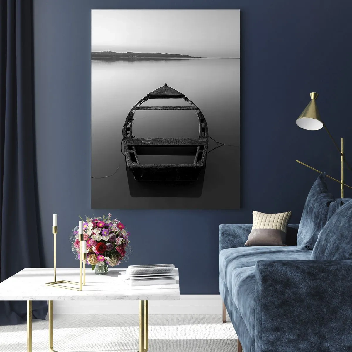Impression sur verre - Image sur verre - Un vieux bateau sur une surface d'eau calme en noir et blanc - 50x70cm - Nostalgie et mélancolie - Décoration murale moderne pour le salon et la chambre ARTTOR
