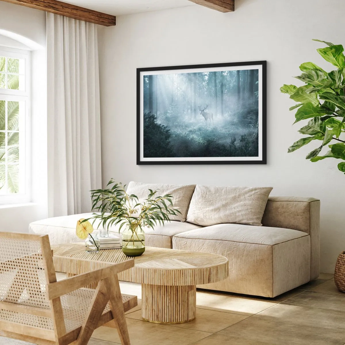 Affiche dans un cadre noir - Poster - Un cerf dans une forêt dense enveloppée de brume matinale - 70x50cm - Visite matinale du domaine - Décoration murale moderne pour le salon et la chambre ARTTOR