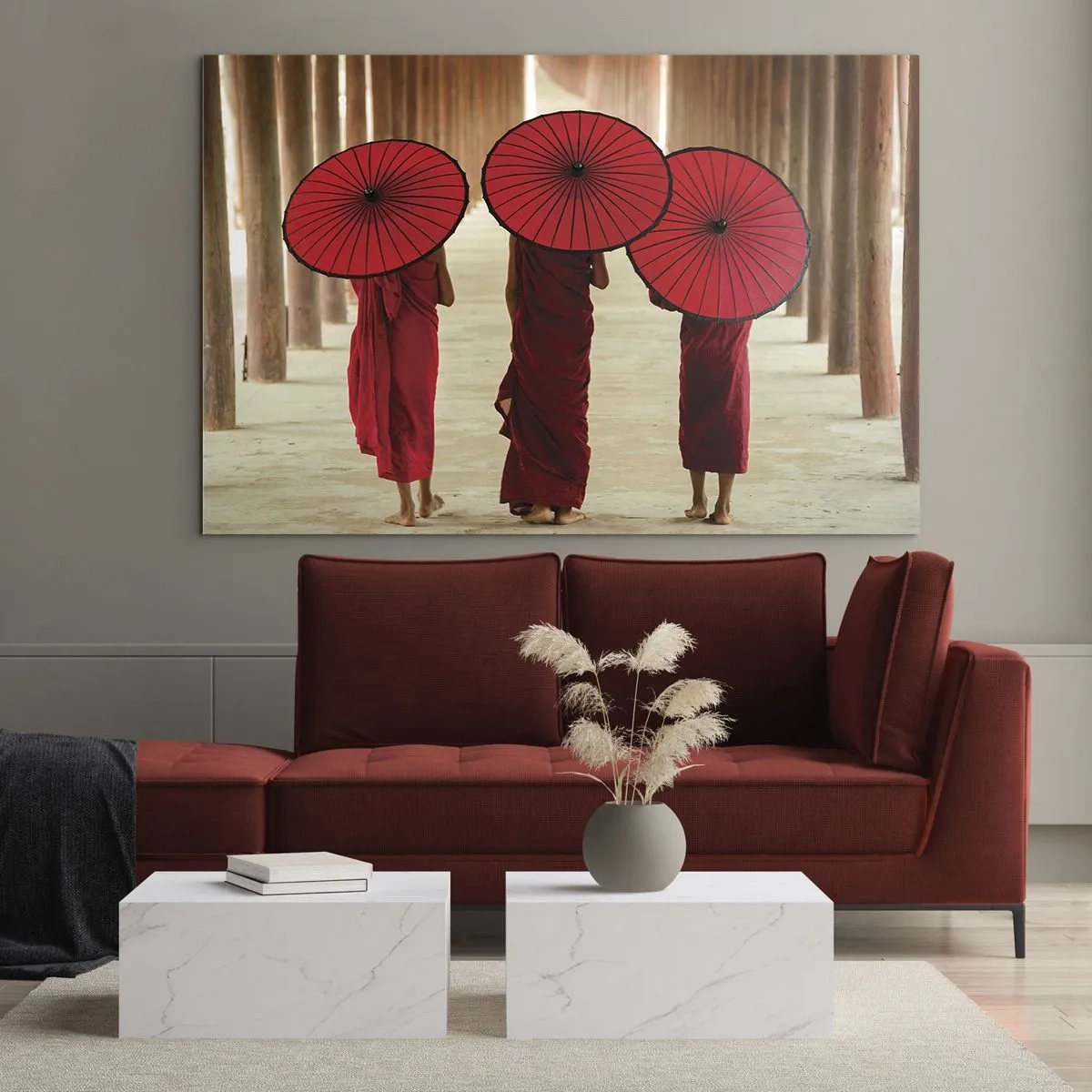 Impression sur verre - Image sur verre - Moines avec des parapluies rouges marchant le long d'un couloir en bois - 120x80cm - Sur la route du pays pure - Décoration murale moderne pour le salon et la chambre ARTTOR