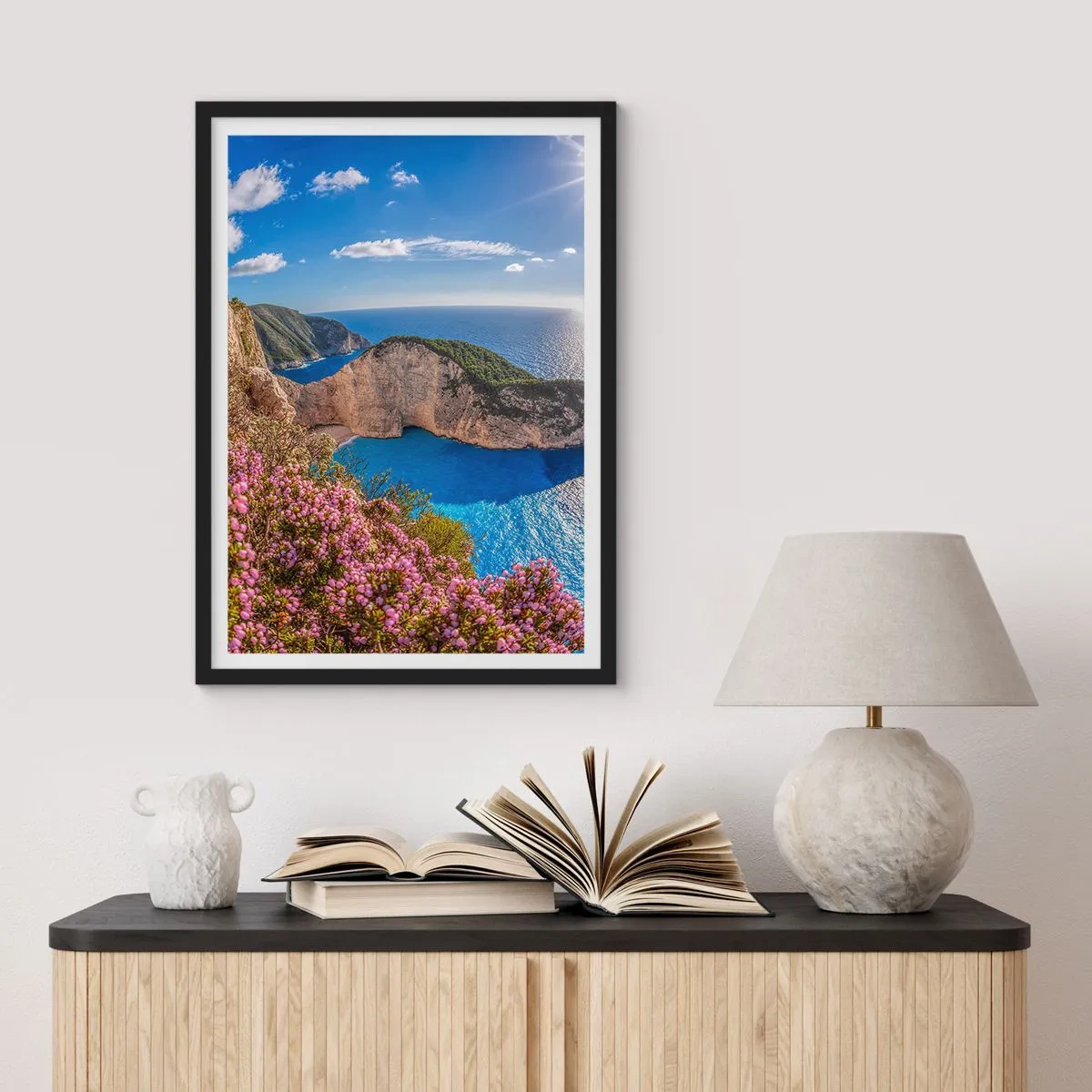 Affiche dans un cadre noir - Poster - Baie de Navagio sur l'île de Zakynthos avec falaises et mer - 50x70cm - Mes super vacances grecques - Décoration murale moderne pour le salon et la chambre ARTTOR