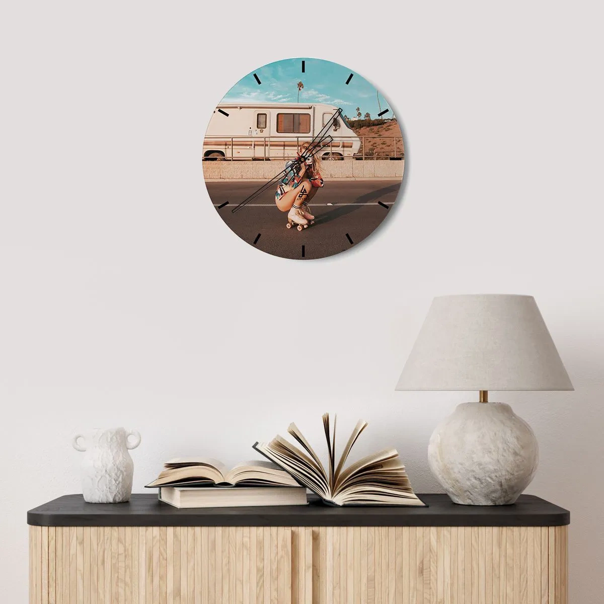 Horloge murale - Pendule murale - Une fille fait du roller devant un camping-car par une journée ensoleillée - 30x30cm - Souriez s'il-vous-plait! - Décoration murale moderne pour le salon, la cuisine et la chambre ARTTOR