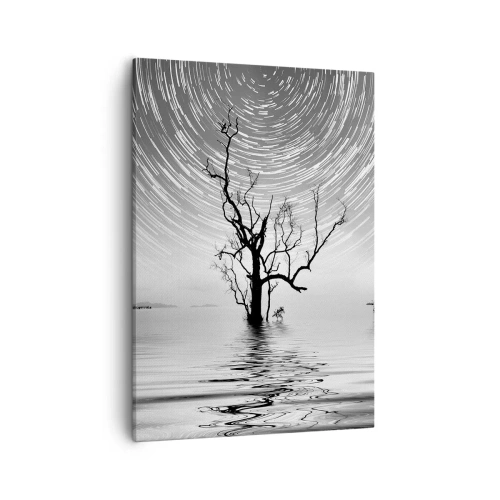 Impression sur toile - Image sur toile - Un arbre dans l'eau sous un ciel nocturne avec des étoiles en mouvement - 50x70cm - La symphonie de la nature - Décoration murale moderne pour le salon et la chambre ARTTOR