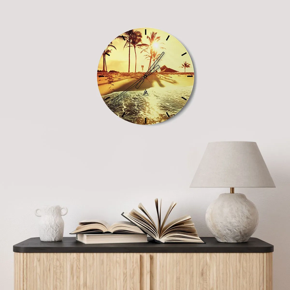 Horloge murale - Pendule murale - Un cadran d'horloge avec un motif de plage à la lumière du soleil couchant - 30x30cm - Après-midi californien - Décoration murale moderne pour le salon, la cuisine et la chambre ARTTOR